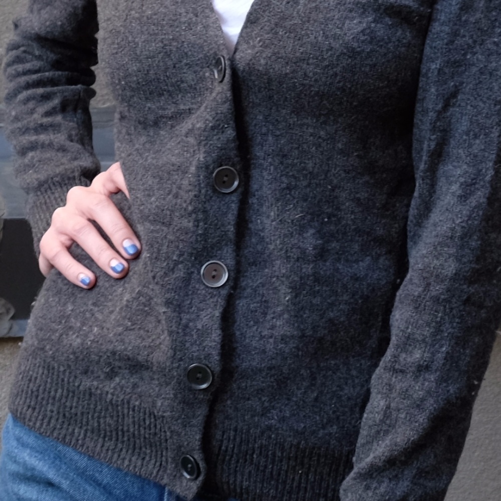 Uniqlo Charcoal Grey Knit V Neck Button Down Long Sleeve Cardigan Sweater Small - Picture 15 of 16